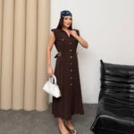فستان ميدي بأزرار ذهبية وتفاصيل خصر أنيقة فاخرة
